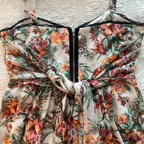 White floral print dress with black lace edging - Picture 4 of 5